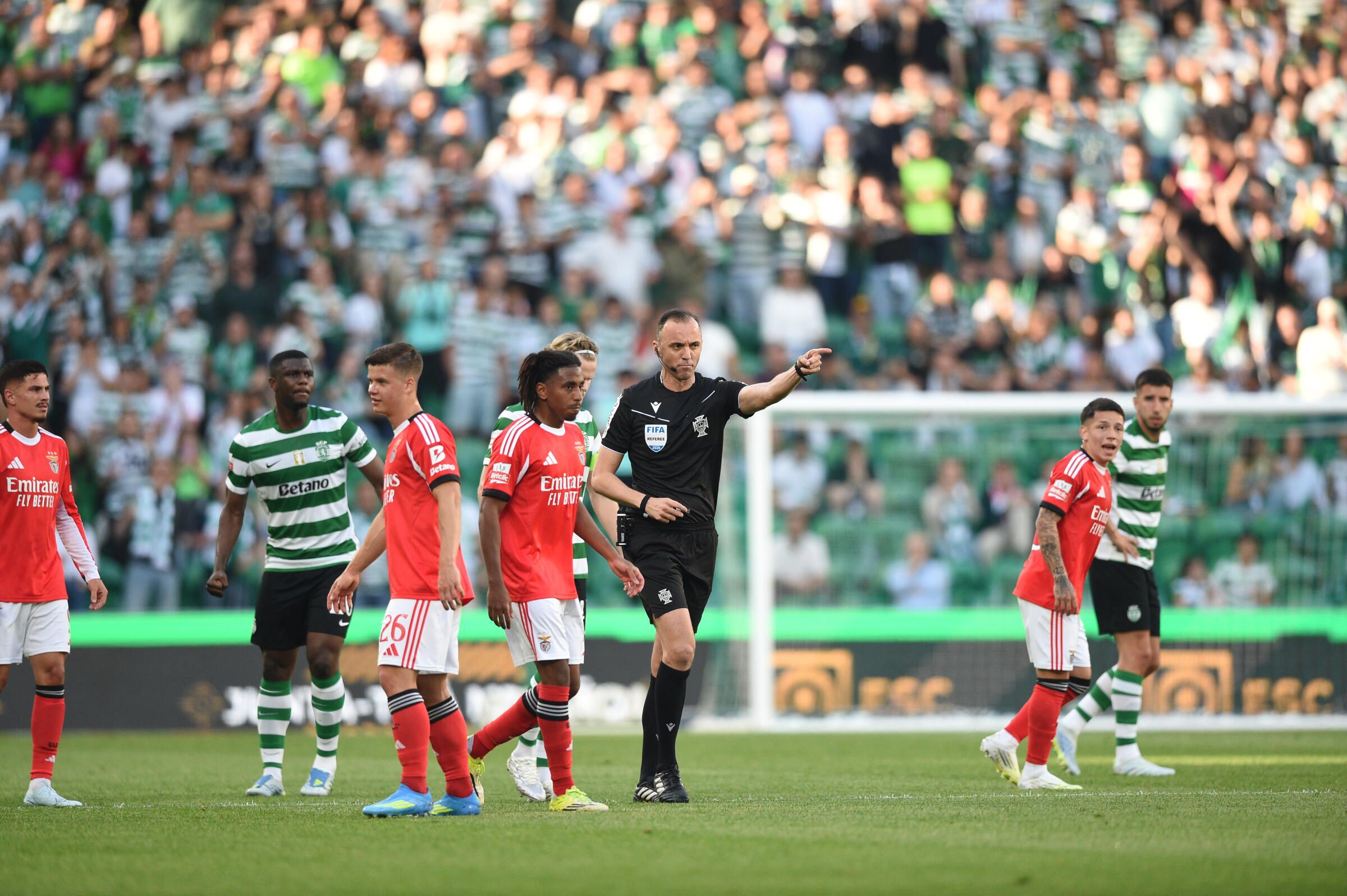 João Pinheiro assinalou penálti para o Sporting depois de rever as imagens de VAR - Foto: Sérgio Miguel Santos