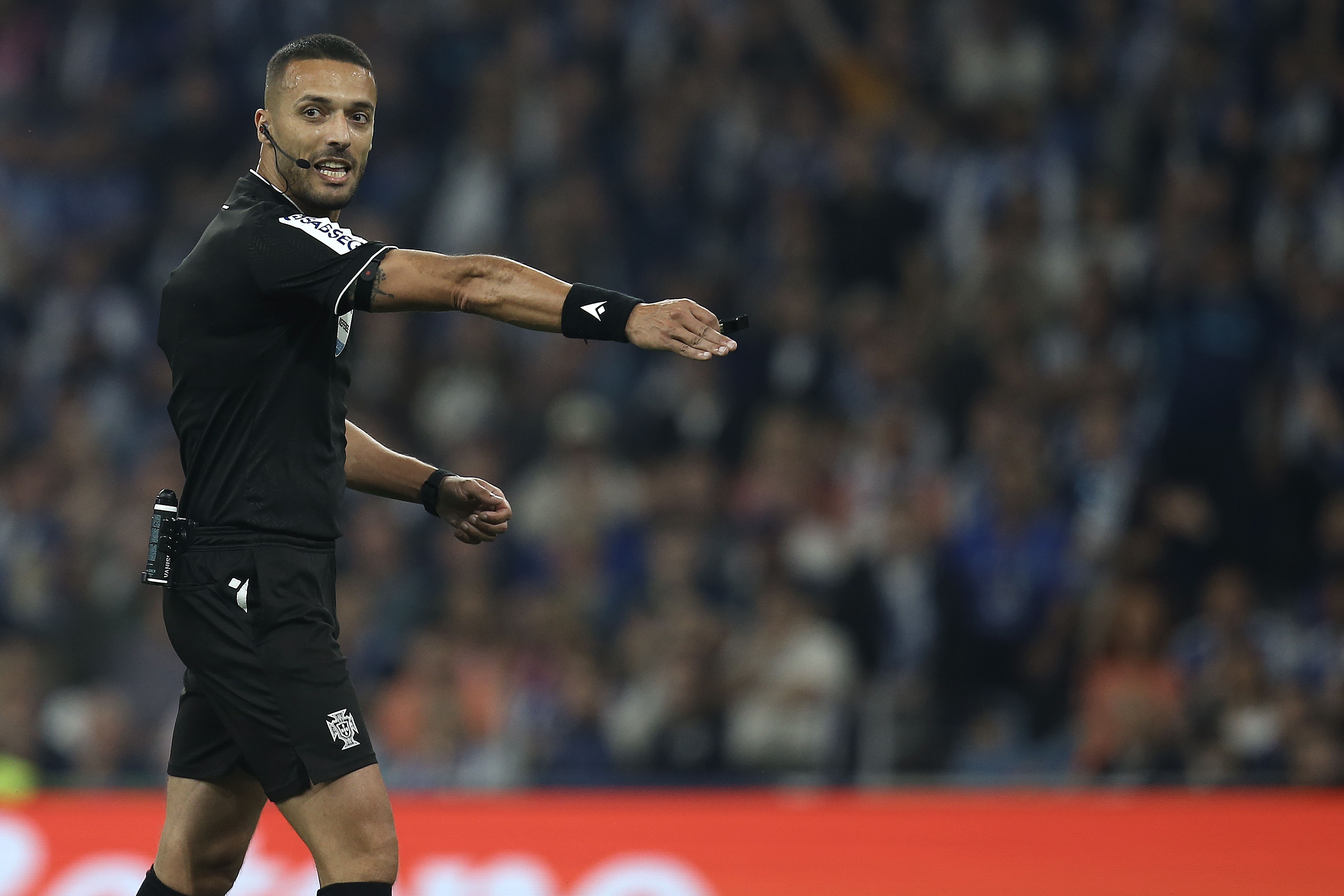 Cláudio Pereira, árbitro da partida - Foto: Manuel Fernando Araújo/LUSA