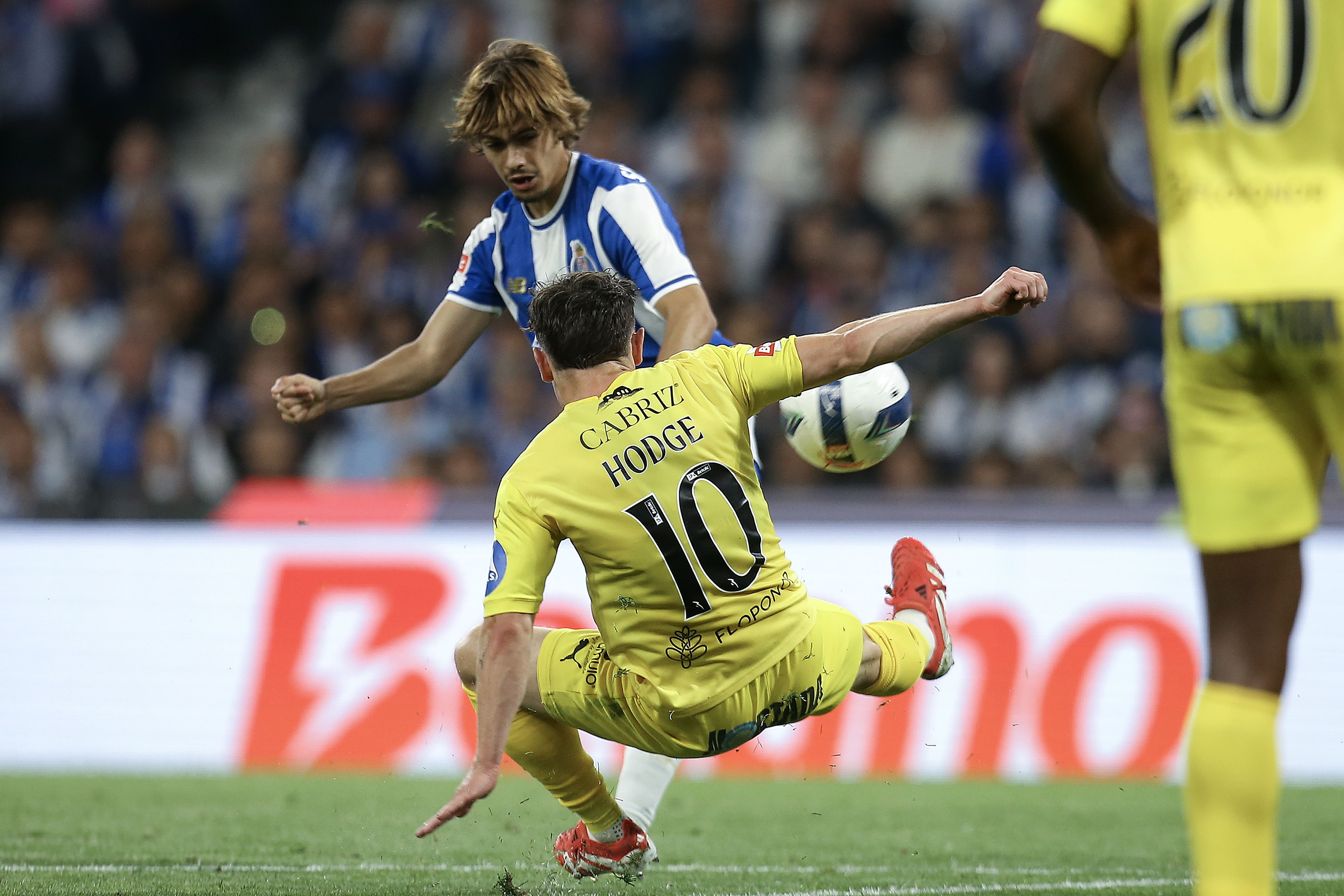 O momento do penálti: Hodge corta o remate de Rodrigo Mora com o braço - Foto: Manuel Fernando Araújo/LUSA