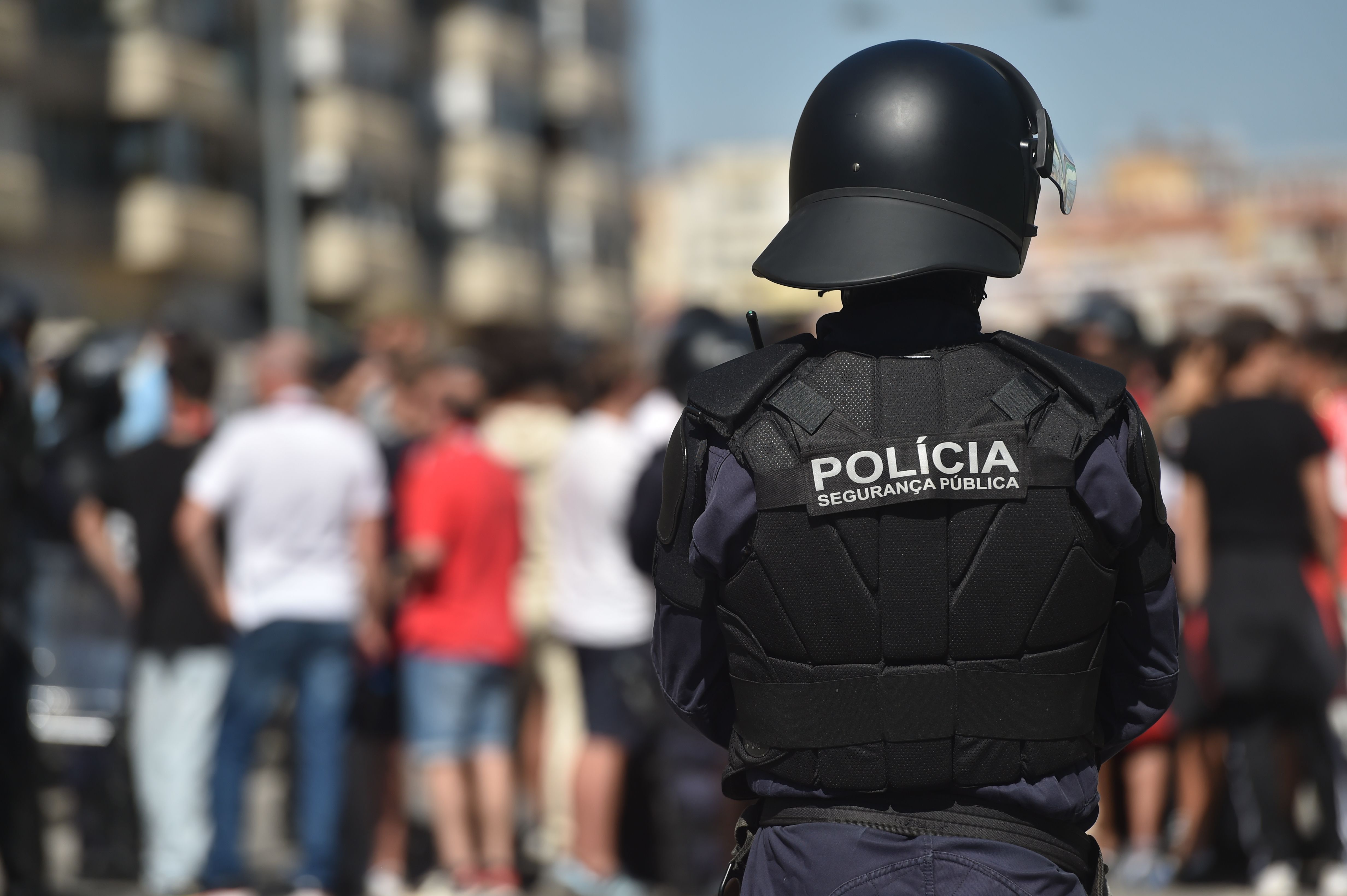 Polícia controla os adeptos na chegada ao estádio - Foto: Miguel Nunes