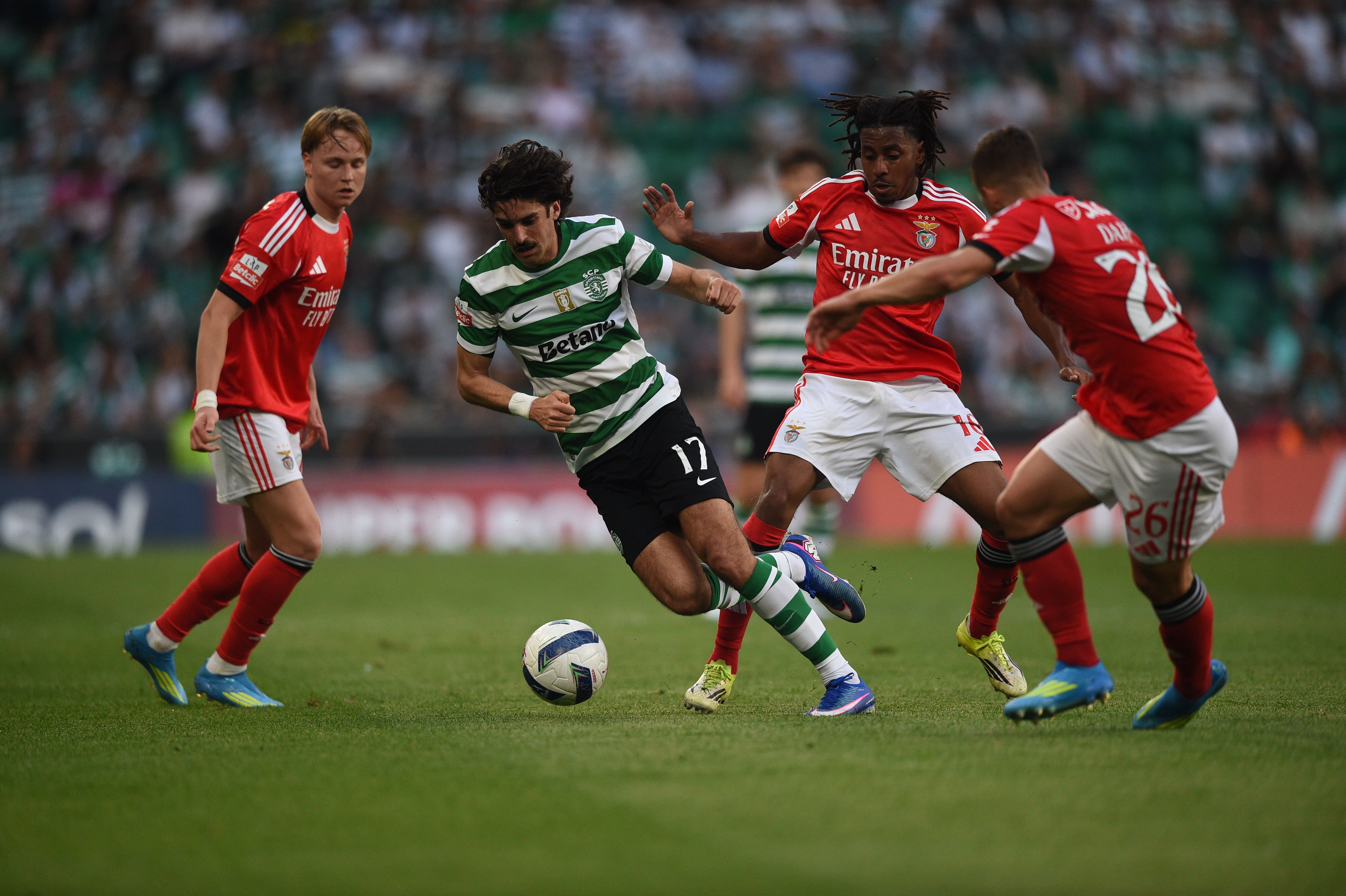 Trincão foge a Barreiro e Dahl - Foto: Sérgio Miguel Santos