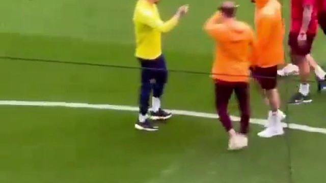 Jogadores de Galatasaray e Fenerbahçe pegaram-se... ainda antes do aquecimento