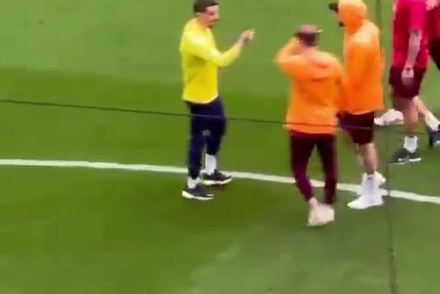 Jogadores de Galatasaray e Fenerbahçe pegaram-se... ainda antes do aquecimento
