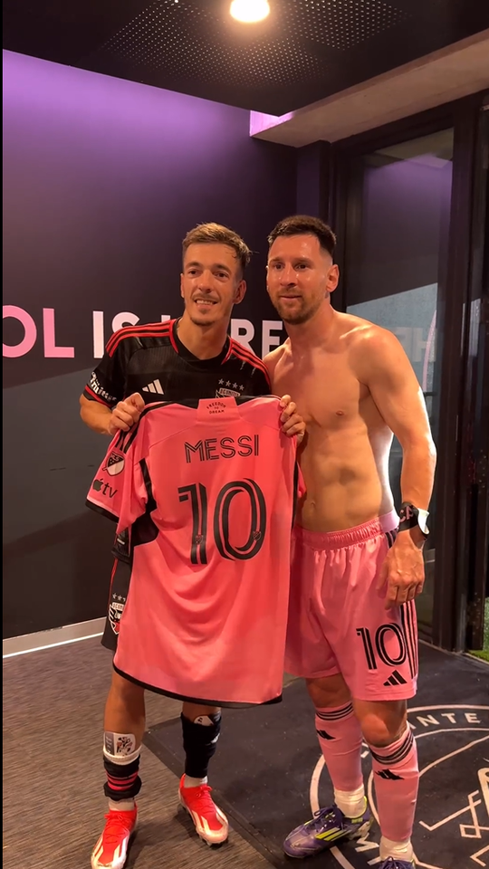 Esta é para a coleção: Pedro Santos recebeu uma camisola de Lionel Messi