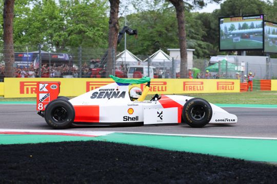 Vídeo e fotos: Vettel conduziu carro de Senna em Imola