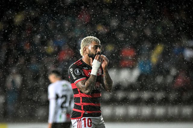Gabigol admite que vestiu camisola do Corinthians e pede desculpa ao Flamengo