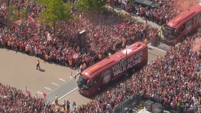Chegada incrível do Liverpool a Anfield para último jogo de Klopp