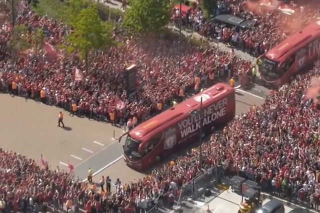 Chegada incrível do Liverpool a Anfield para último jogo de Klopp