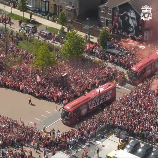 Chegada incrível do Liverpool a Anfield para último jogo de Klopp