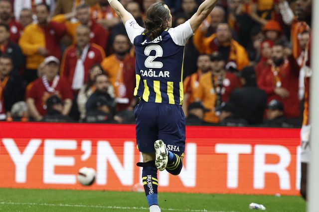 Liga Turca: Fenerbahçe vence dérbi e adia título do Galatasaray