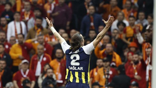 Liga Turca: Fenerbahçe vence dérbi e adia título do Galatasaray