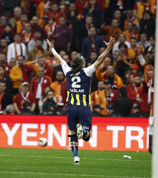 Liga Turca: Fenerbahçe vence dérbi e adia título do Galatasaray