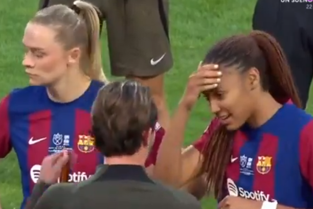 Insólito: tiveram de ser as jogadoras a colocar medalhas após conquista da Taça (vídeo)