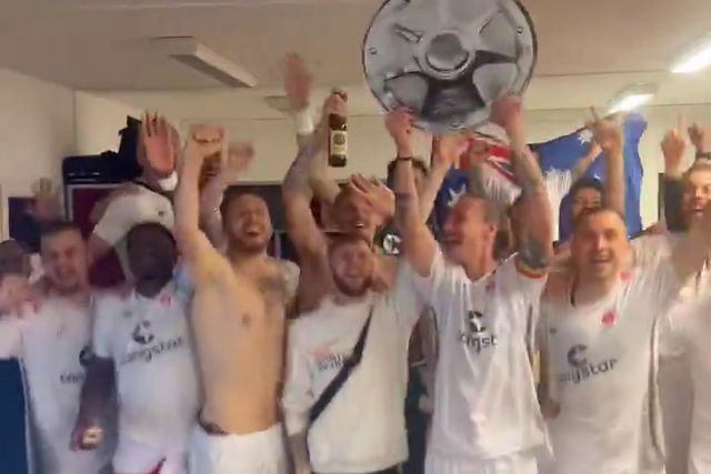 St. Pauli festeja com troféu de cartão o título da II Liga alemã