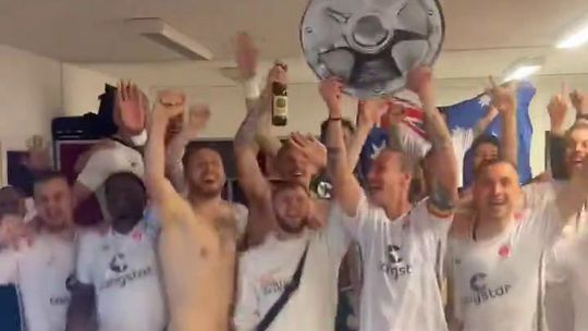 St. Pauli festeja com troféu de cartão o título da II Liga alemã