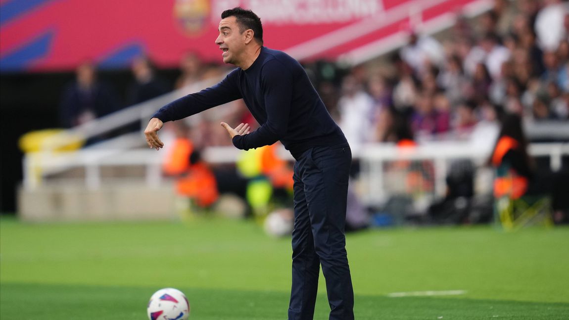 Xavi lamenta instabilidade no Barcelona: «Às vezes fazem-nos sentir pequenos»