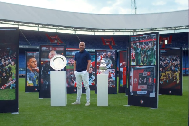 Vídeo: a emocionante despedida do Feyenood a Arne Slot onde até 'entra' Kokçu