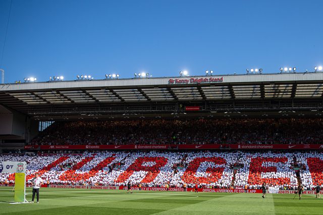 O último You'll Never Walk Alone com Jurgen Klopp em Anfield