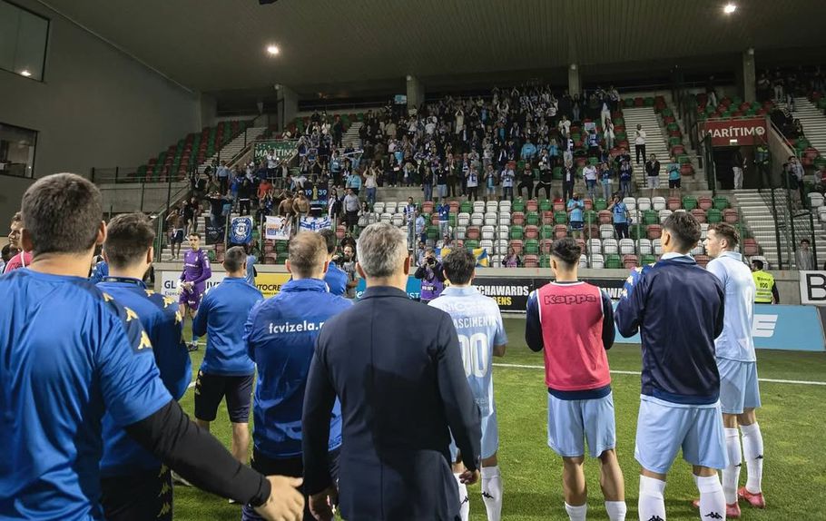 Jogadores e adeptos do Vizela em momento de comunhão. Foto Vizela/Instagram