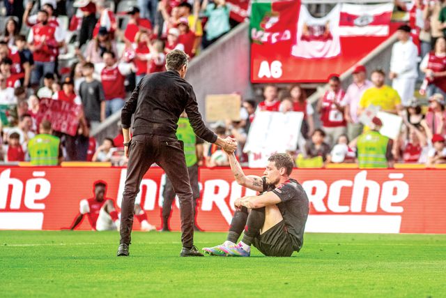 Bruno Lage levanta Belotti terminada a partida do Benfica em Braga, a fechar o campeonato conquistado pelo Sporting