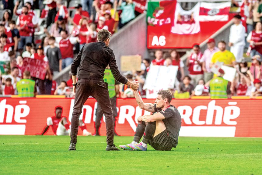 Bruno Lage levanta Belotti terminada a partida do Benfica em Braga, a fechar o campeonato conquistado pelo Sporting