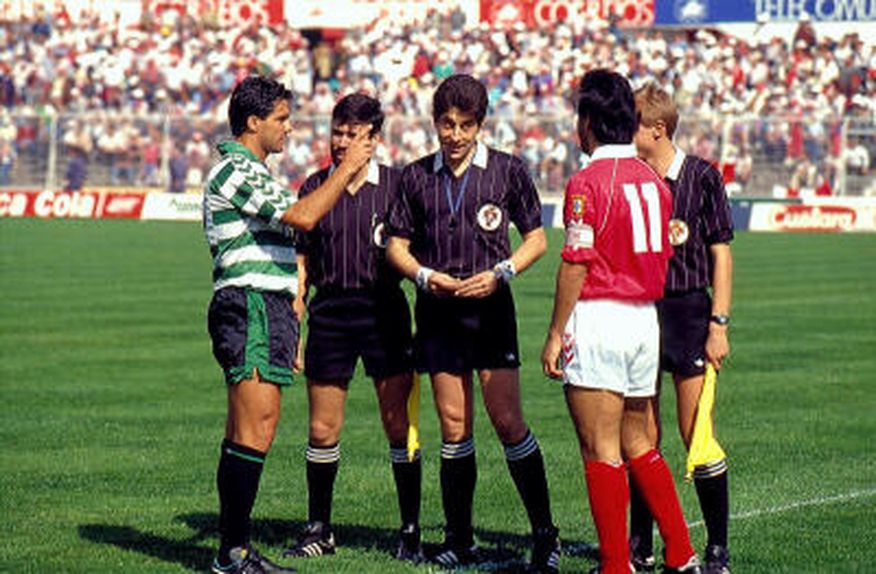 Jorge Coroado arbitrou inúmeros jogos entre Benfica e Sporting, este foi na Luz, em 1990