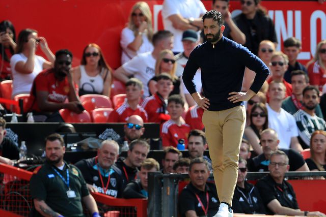Ruben Amorim, treinador do Manchester United, com as mãos nas ancas