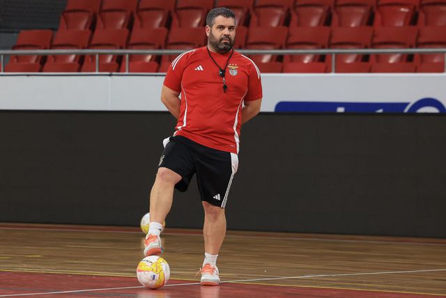 Oficial: Benfica dispensa treinador depois de hecatombe