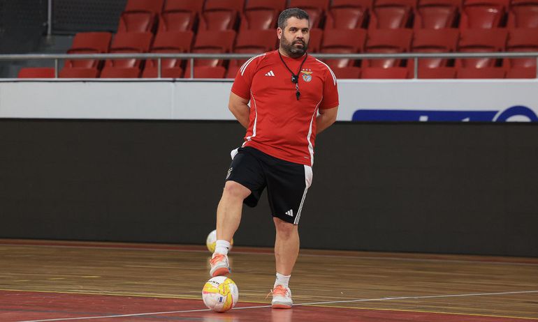 Oficial: Benfica dispensa treinador depois de hecatombe