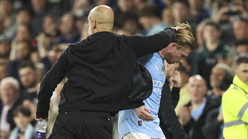 Pep Guardiola a cumprimentar Kevin De Bruyne no Man. City