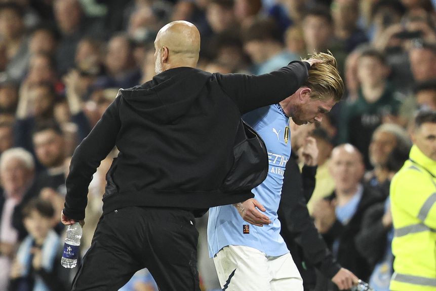 Pep Guardiola a cumprimentar Kevin De Bruyne no Man. City