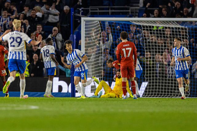 Mitoma festeja o golo apontado ao Liverpool