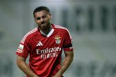 Kokçu, médio do Benfica, com ar de frustração durante um jogo (Foto: Grafislab)