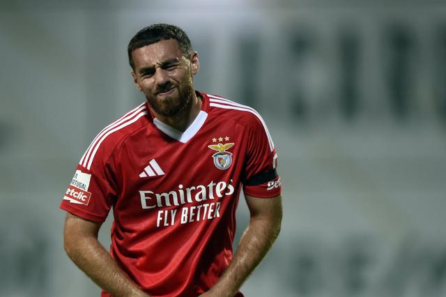 Kokçu, médio do Benfica, com ar de frustração durante um jogo (Foto: Grafislab)