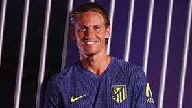 Camisola alternativa do Atlético de Madrid para 25/26 é inspirada nos AC/DC