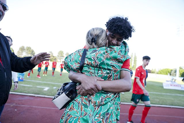 Cristianinho abraça a avó Dolores. Foto FPF