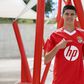 Tomás Almeida, extremo do Benfica, a apontar para o símbolo na camisola (foto: SL Benfica)