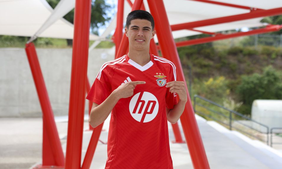 Tomás Almeida, extremo do Benfica, a apontar para o símbolo na camisola (foto: SL Benfica)