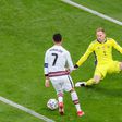 Cristiano Ronaldo a driblar Gulácsi num duelo entre Portugal e Hungria