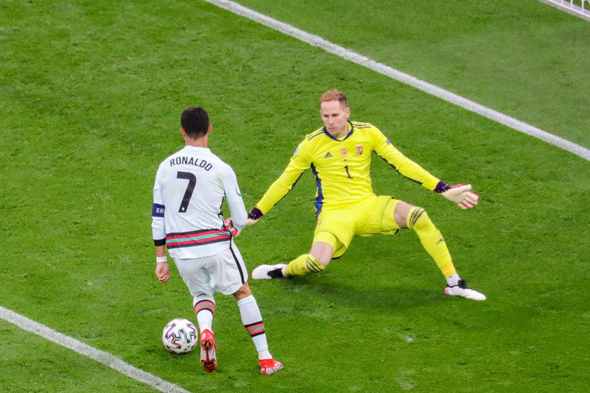 Cristiano Ronaldo a driblar Gulácsi num duelo entre Portugal e Hungria