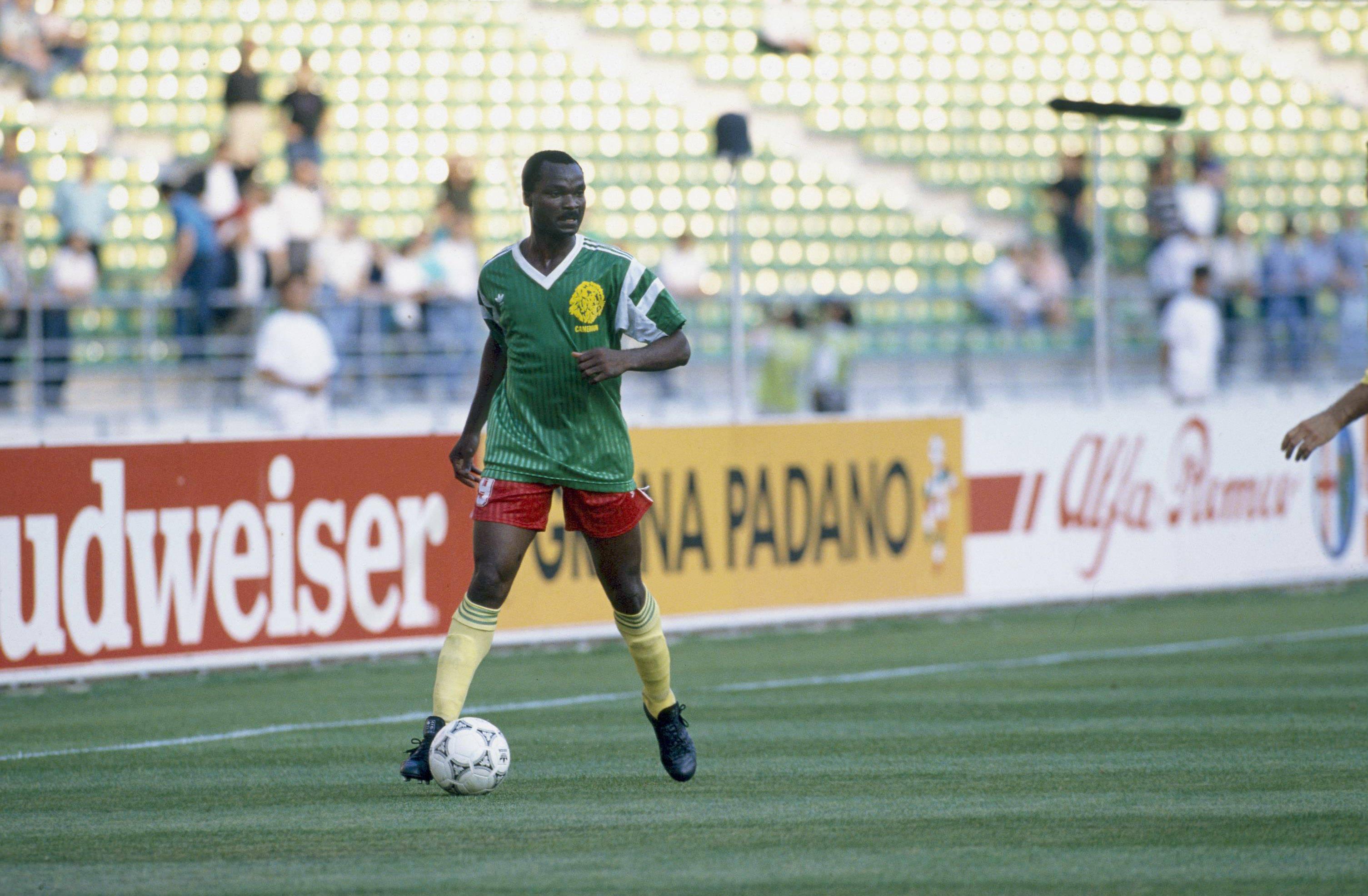 O lendário Roger Milla regressou ao ativo para jogar pelos Camarões no Mundial 1994 - tinha 42 anos e 39 dias quando atuou frente à Rússia (IMAGO)