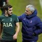 José Mourinho orientou Harry Winks no Tottenham