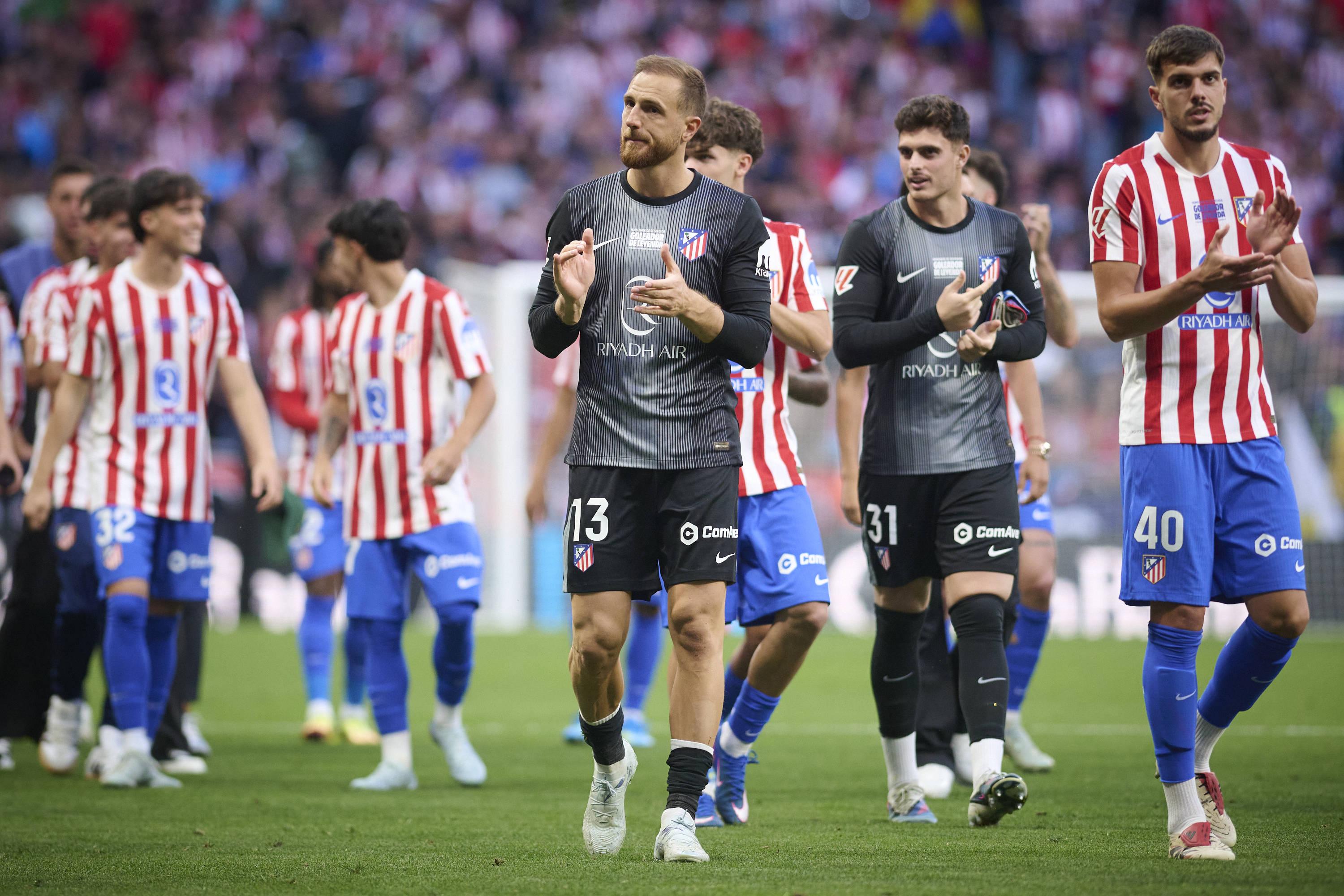 Jan Oblak a agradecer o apoio dos adeptos do Atlético durante a época