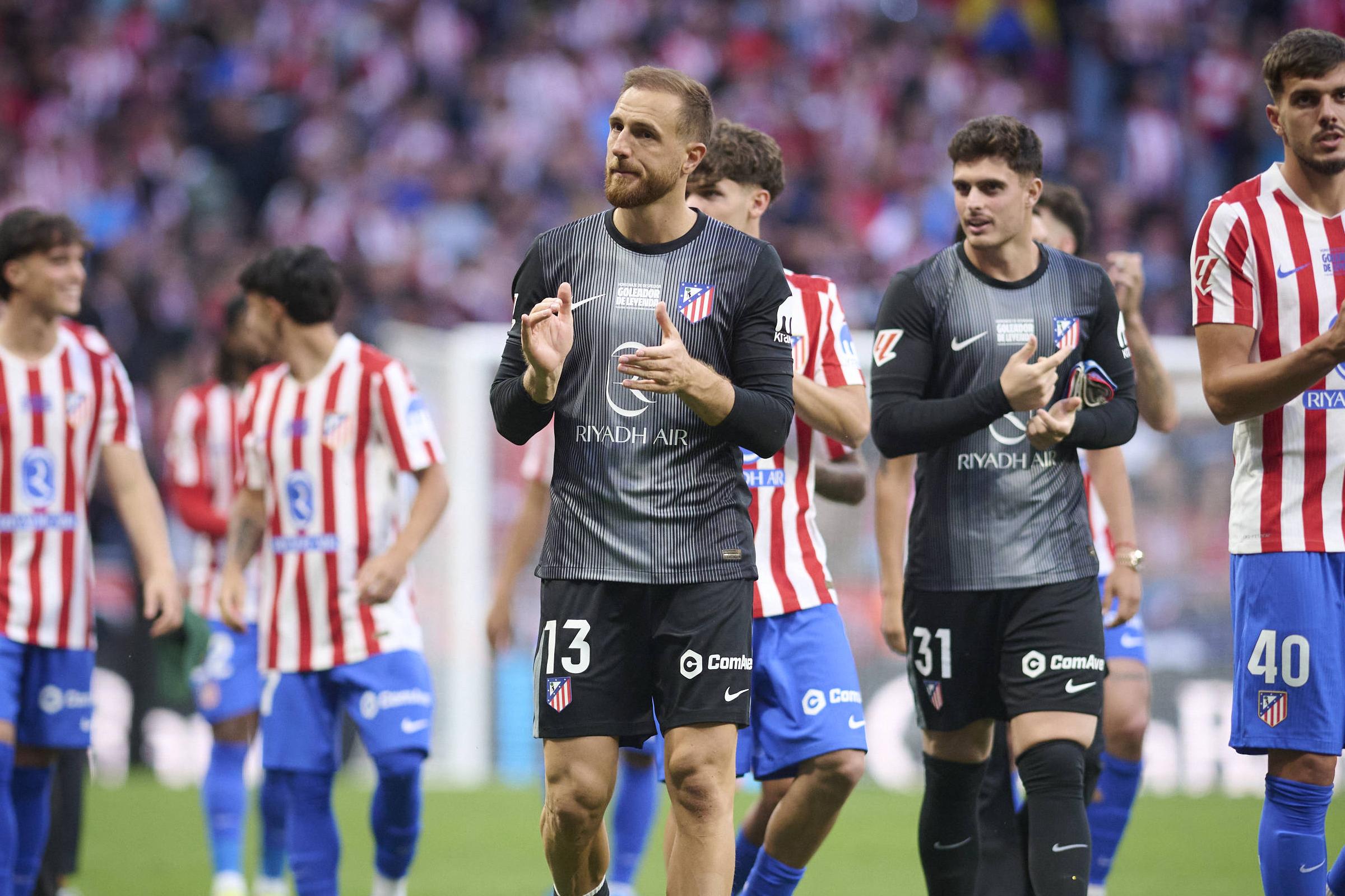 Jan Oblak a agradecer o apoio dos adeptos do Atlético durante a época