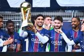 Achraf Hakimi a levantar o troféu da Ligue 1 em Paris