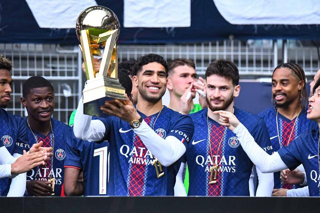 Achraf Hakimi a levantar o troféu da Ligue 1 em Paris