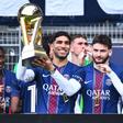 Achraf Hakimi a levantar o troféu da Ligue 1 em Paris
