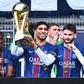 Achraf Hakimi a levantar o troféu da Ligue 1 em Paris