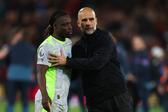Pep Guardiola abraçado a Jérémy Doku no final do jogo