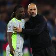 Pep Guardiola abraçado a Jérémy Doku no final do jogo
